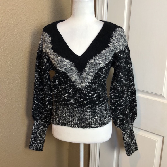 WHBM v-neck pull over sweater. - Picture 4 of 12